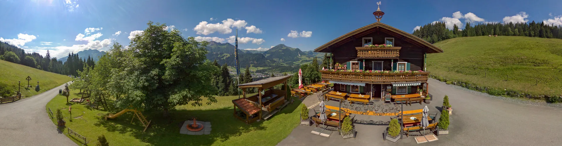 Panoramablick von der Tennalm über Fieberbrunn auf die Kitzbüheler Alpen