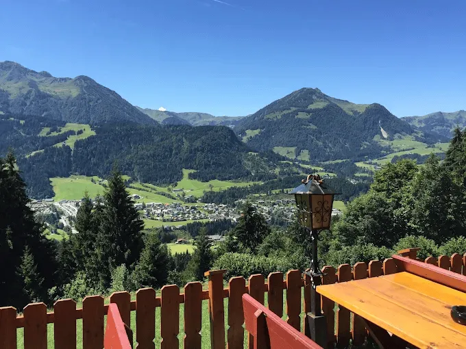 Blick von der Sonnenterrasse der Tennalm über Fieberbrunn