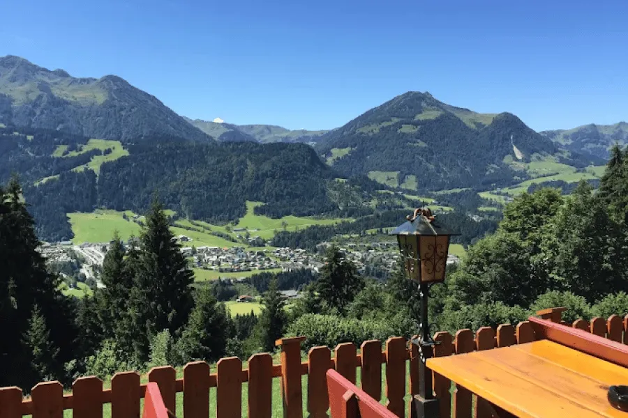 Blick von der Sonnenterrasse der Tennalm über Fieberbrunn